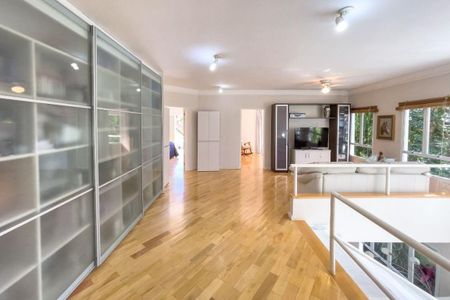 Casa à venda com 278m², 4 quartos e 4 vagas