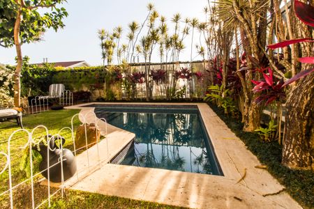 Casa à venda com 318m², 4 quartos e 4 vagas Casa à venda com 318m², 4 quartos e 4 vagasPiscina