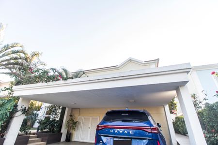 Casa à venda com 318m², 4 quartos e 4 vagas Casa à venda com 318m², 4 quartos e 4 vagasVista da Rua