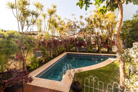 Casa à venda com 318m², 4 quartos e 4 vagas Casa à venda com 318m², 4 quartos e 4 vagasPiscina