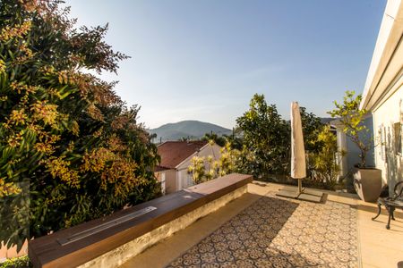 Casa à venda com 318m², 4 quartos e 4 vagas Casa à venda com 318m², 4 quartos e 4 vagasVista