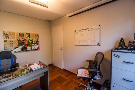 Casa à venda com 318m², 4 quartos e 4 vagas Casa à venda com 318m², 4 quartos e 4 vagasEscritório