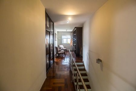 Casa à venda com 318m², 4 quartos e 4 vagas Casa à venda com 318m², 4 quartos e 4 vagasCorredor