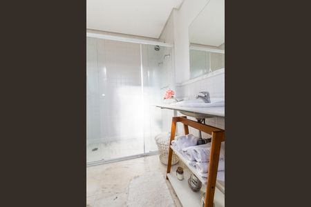 Casa à venda com 318m², 4 quartos e 4 vagas Casa à venda com 318m², 4 quartos e 4 vagasBanheiro da Suíte 2