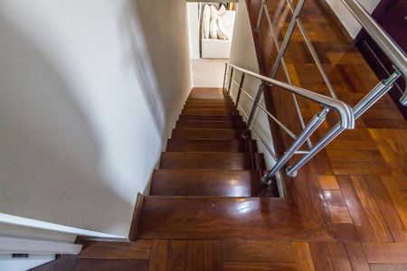 Casa à venda com 318m², 4 quartos e 4 vagas Casa à venda com 318m², 4 quartos e 4 vagasEscada