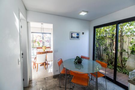 Casa à venda com 318m², 4 quartos e 4 vagas Casa à venda com 318m², 4 quartos e 4 vagasCozinha