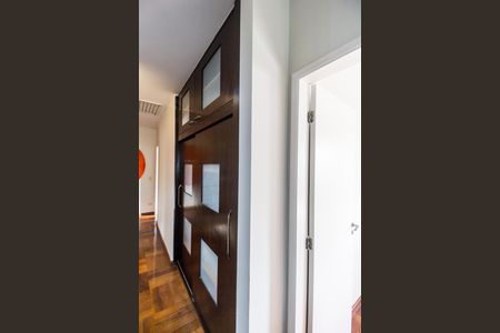 Casa à venda com 318m², 4 quartos e 4 vagas Casa à venda com 318m², 4 quartos e 4 vagasCorredor