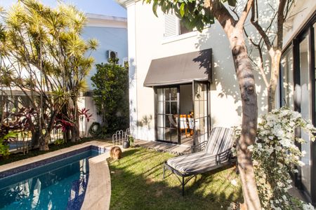 Casa à venda com 318m², 4 quartos e 4 vagas Casa à venda com 318m², 4 quartos e 4 vagasPiscina