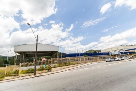 Casa à venda com 318m², 4 quartos e 4 vagas Casa à venda com 318m², 4 quartos e 4 vagasVista da Rua