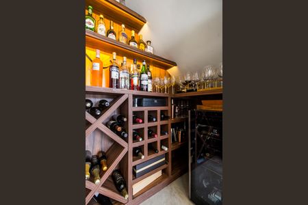 Casa à venda com 318m², 4 quartos e 4 vagas Casa à venda com 318m², 4 quartos e 4 vagasAdega