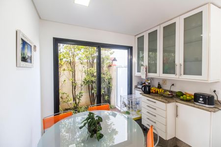 Casa à venda com 318m², 4 quartos e 4 vagas Casa à venda com 318m², 4 quartos e 4 vagasCozinha