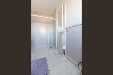 Casa à venda com 318m², 4 quartos e 4 vagas Casa à venda com 318m², 4 quartos e 4 vagasBanheiro da Suíte 4