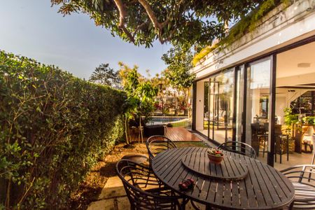 Casa à venda com 318m², 4 quartos e 4 vagas Casa à venda com 318m², 4 quartos e 4 vagasQuintal