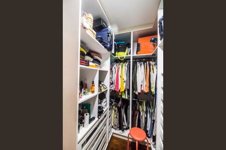 Casa à venda com 318m², 4 quartos e 4 vagas Casa à venda com 318m², 4 quartos e 4 vagasCloset da Suíte 1