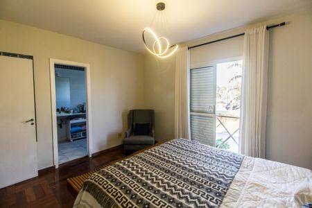 Casa à venda com 318m², 4 quartos e 4 vagas Casa à venda com 318m², 4 quartos e 4 vagasSuíte 1