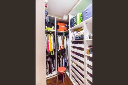 Casa à venda com 318m², 4 quartos e 4 vagas Casa à venda com 318m², 4 quartos e 4 vagasCloset da Suíte 1