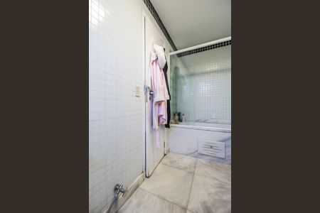 Casa à venda com 318m², 4 quartos e 4 vagas Casa à venda com 318m², 4 quartos e 4 vagasBanheiro da Suíte 1