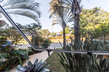 Casa à venda com 318m², 4 quartos e 4 vagas Casa à venda com 318m², 4 quartos e 4 vagasVista