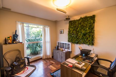 Casa à venda com 318m², 4 quartos e 4 vagas Casa à venda com 318m², 4 quartos e 4 vagasEscritório