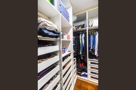 Casa à venda com 318m², 4 quartos e 4 vagas Casa à venda com 318m², 4 quartos e 4 vagasCloset da Suíte 1