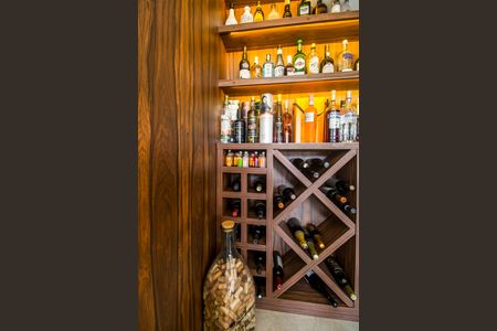 Casa à venda com 318m², 4 quartos e 4 vagas Casa à venda com 318m², 4 quartos e 4 vagasAdega