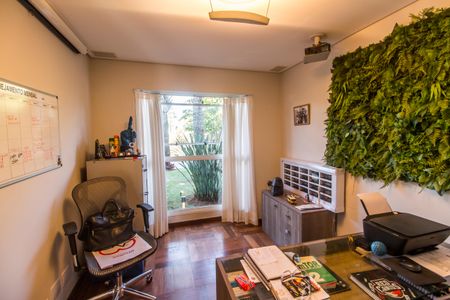 Casa à venda com 318m², 4 quartos e 4 vagas Casa à venda com 318m², 4 quartos e 4 vagasEscritório