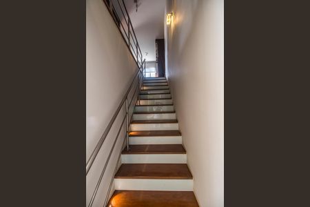 Casa à venda com 318m², 4 quartos e 4 vagas Casa à venda com 318m², 4 quartos e 4 vagasEscada