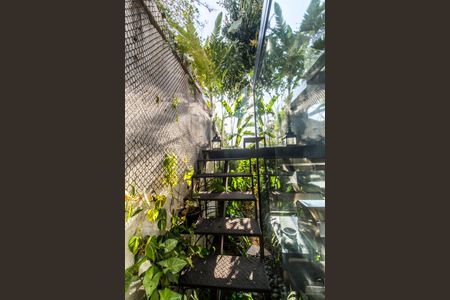 Casa à venda com 318m², 4 quartos e 4 vagas Casa à venda com 318m², 4 quartos e 4 vagasEscada