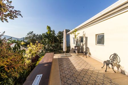 Casa à venda com 318m², 4 quartos e 4 vagas Casa à venda com 318m², 4 quartos e 4 vagasVaranda