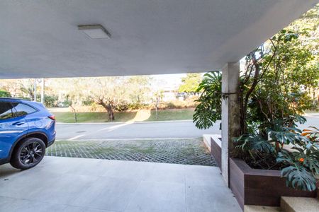 Casa à venda com 318m², 4 quartos e 4 vagas Casa à venda com 318m², 4 quartos e 4 vagasVista da Rua