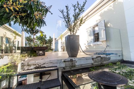 Casa à venda com 318m², 4 quartos e 4 vagas Casa à venda com 318m², 4 quartos e 4 vagasVaranda