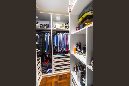 Casa à venda com 318m², 4 quartos e 4 vagas Casa à venda com 318m², 4 quartos e 4 vagasCloset da Suíte 1