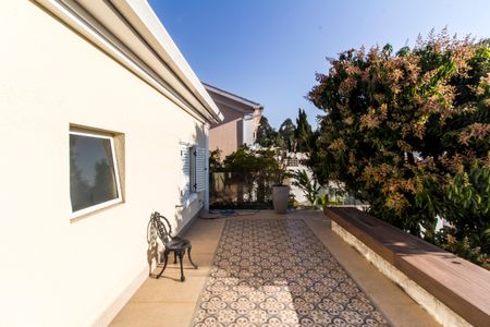 Casa à venda com 318m², 4 quartos e 4 vagas Casa à venda com 318m², 4 quartos e 4 vagasVaranda