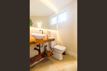 Casa à venda com 318m², 4 quartos e 4 vagas Casa à venda com 318m², 4 quartos e 4 vagasLavabo