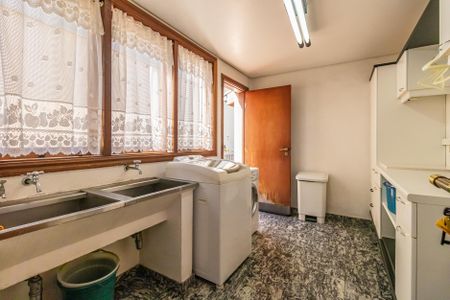 Casa à venda com 550m², 4 quartos e 3 vagas Casa à venda com 550m², 4 quartos e 3 vagasÁrea de Serviço