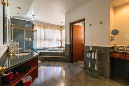 Casa à venda com 550m², 4 quartos e 3 vagas Casa à venda com 550m², 4 quartos e 3 vagasBanheiro da Suíte 4