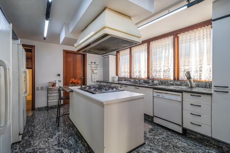 Casa à venda com 550m², 4 quartos e 3 vagas Casa à venda com 550m², 4 quartos e 3 vagasCozinha