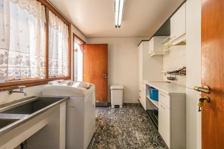 Casa à venda com 550m², 4 quartos e 3 vagas Casa à venda com 550m², 4 quartos e 3 vagasÁrea de Serviço