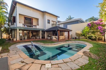 Casa à venda com 550m², 4 quartos e 3 vagas Casa à venda com 550m², 4 quartos e 3 vagasPiscina