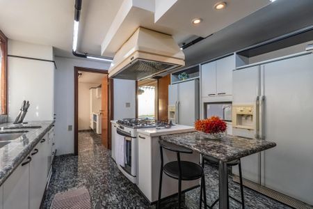 Casa à venda com 550m², 4 quartos e 3 vagas Casa à venda com 550m², 4 quartos e 3 vagasCozinha