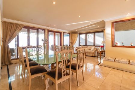 Casa à venda com 550m², 4 quartos e 3 vagas Casa à venda com 550m², 4 quartos e 3 vagasSala