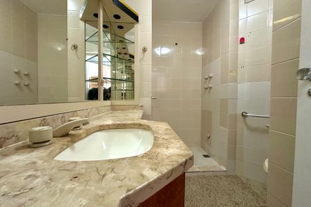 Apartamento à venda com 250m², 3 quartos e 2 vagasBanheiro - Suite 2