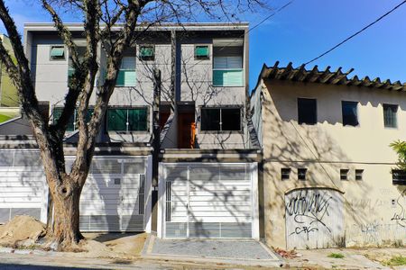 Casa à venda com 146m², 2 quartos e 4 vagas Casa à venda com 146m², 2 quartos e 4 vagasFachada