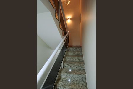 Casa de condomínio à venda com 200m², 4 quartos e 2 vagas Casa de condomínio à venda com 200m², 4 quartos e 2 vagasEscada