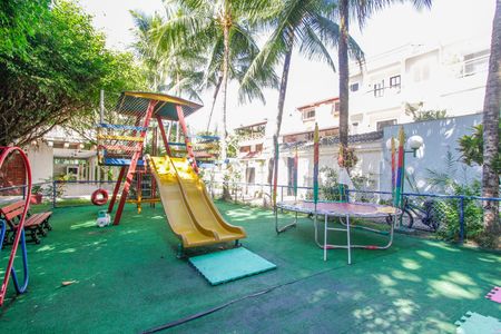 Casa de condomínio à venda com 200m², 4 quartos e 2 vagas Casa de condomínio à venda com 200m², 4 quartos e 2 vagasÁrea comum - Playground