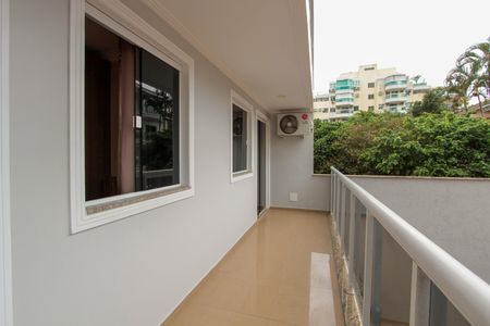 Casa de condomínio à venda com 200m², 4 quartos e 2 vagas Casa de condomínio à venda com 200m², 4 quartos e 2 vagasVaranda Quarto 1 e 2 suíte