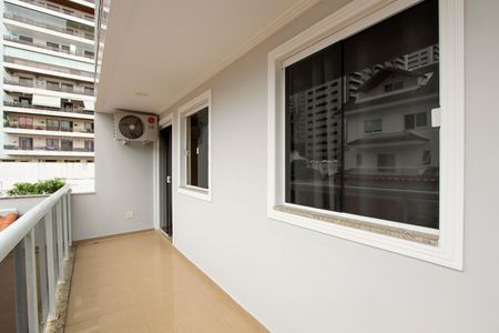 Casa de condomínio à venda com 200m², 4 quartos e 2 vagas Casa de condomínio à venda com 200m², 4 quartos e 2 vagasVaranda Quarto 1 e 2 suíte