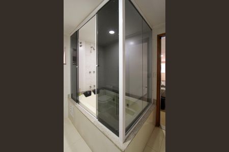 Casa de condomínio à venda com 200m², 4 quartos e 2 vagas Casa de condomínio à venda com 200m², 4 quartos e 2 vagasBanheiro Quarto 1 suíte