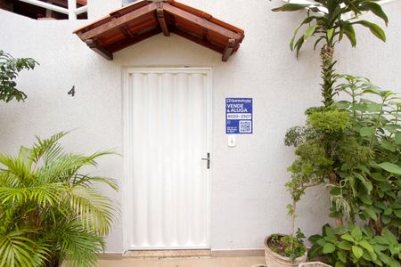 Casa de condomínio à venda com 200m², 4 quartos e 2 vagas Casa de condomínio à venda com 200m², 4 quartos e 2 vagasPlaquinha