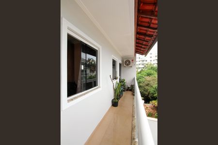 Casa de condomínio à venda com 200m², 4 quartos e 2 vagas Casa de condomínio à venda com 200m², 4 quartos e 2 vagasVaranda Quarto 3 e 4 suíte